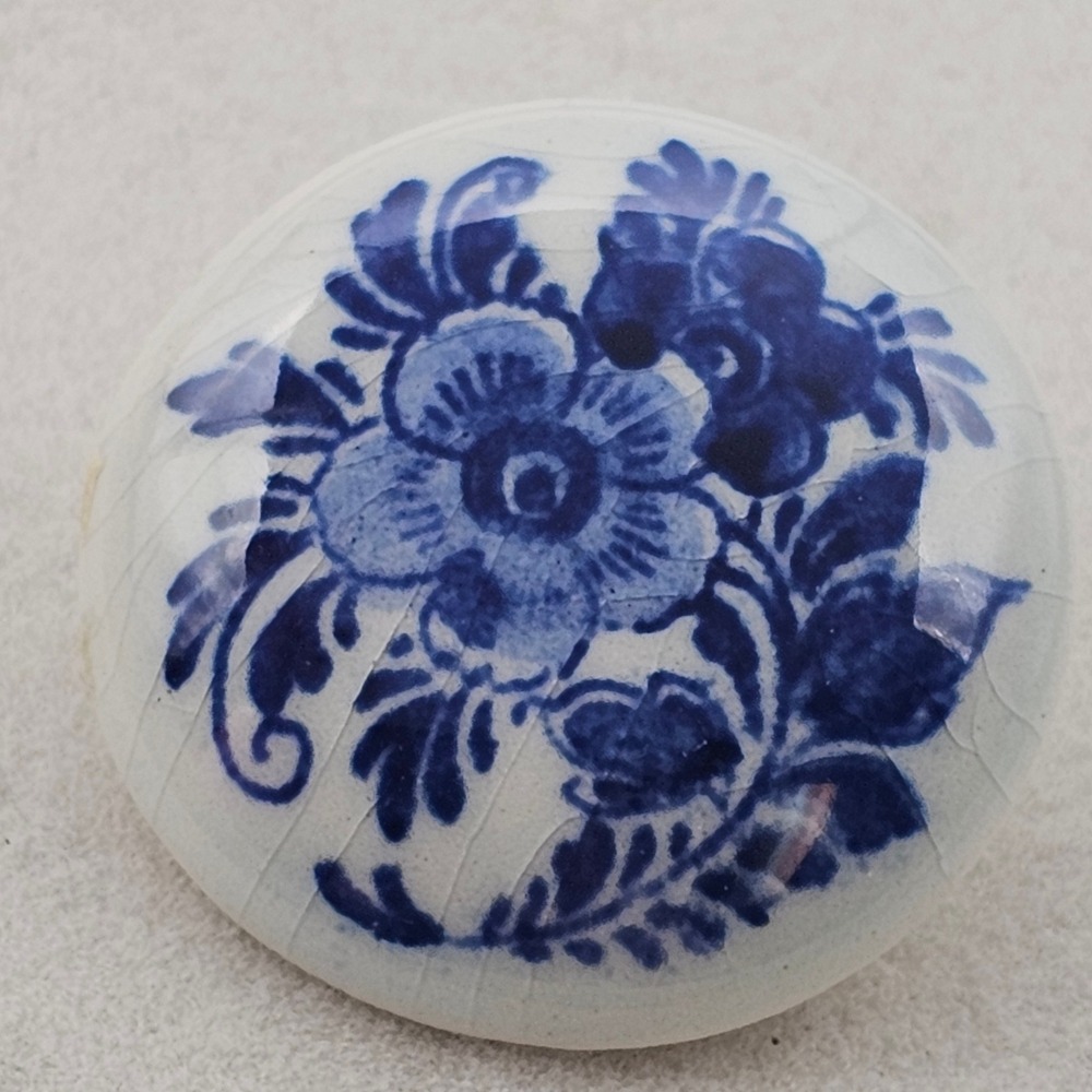 Vintage‎ Ceramic Floral Delft Holland Brooch Blue and White Round 1.25" Pin